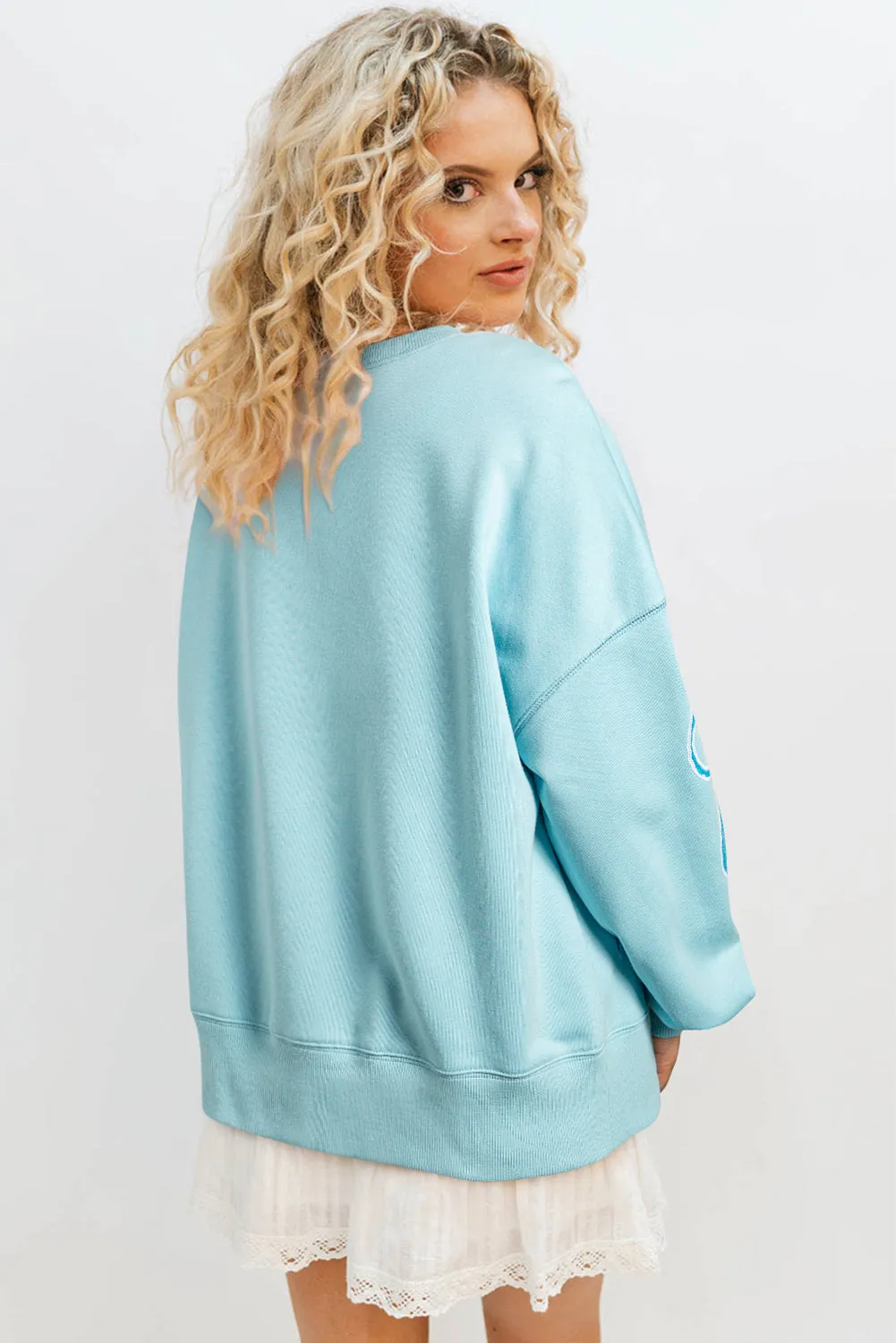 Beau Blue - Sweat-shirt surdimensionné à paillettes et nud papillon à épaules tombantes