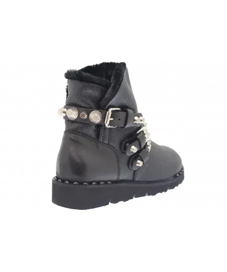 Bien au chaud & en tendance sur la Uggs cuir noir cloutée OSMOSE shoes