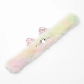 Bracelet enrouleur chat arc-en-ciel pastel en fausse fourrure