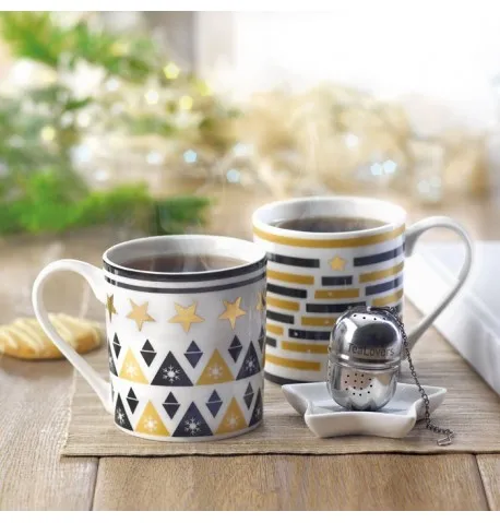 Ensemble d'une tasse de thé , d'un filtre à thé et d'une soucoupe