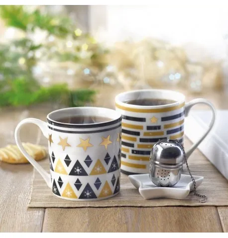 Ensemble d'une tasse de thé , d'un filtre à thé et d'une soucoupe