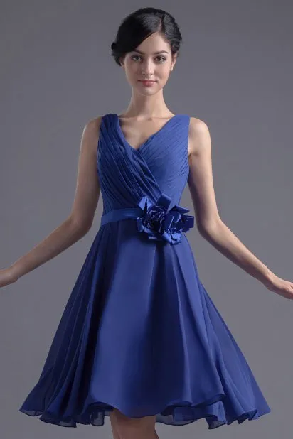 Femme robe bleu courte pour mariage décolletée en V plissée à ceinture ornée de fleur