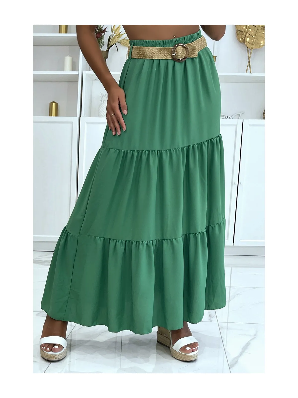 Longue jupe verte style bohème chic avec magnifique ceinture effet paille à fermoir rond