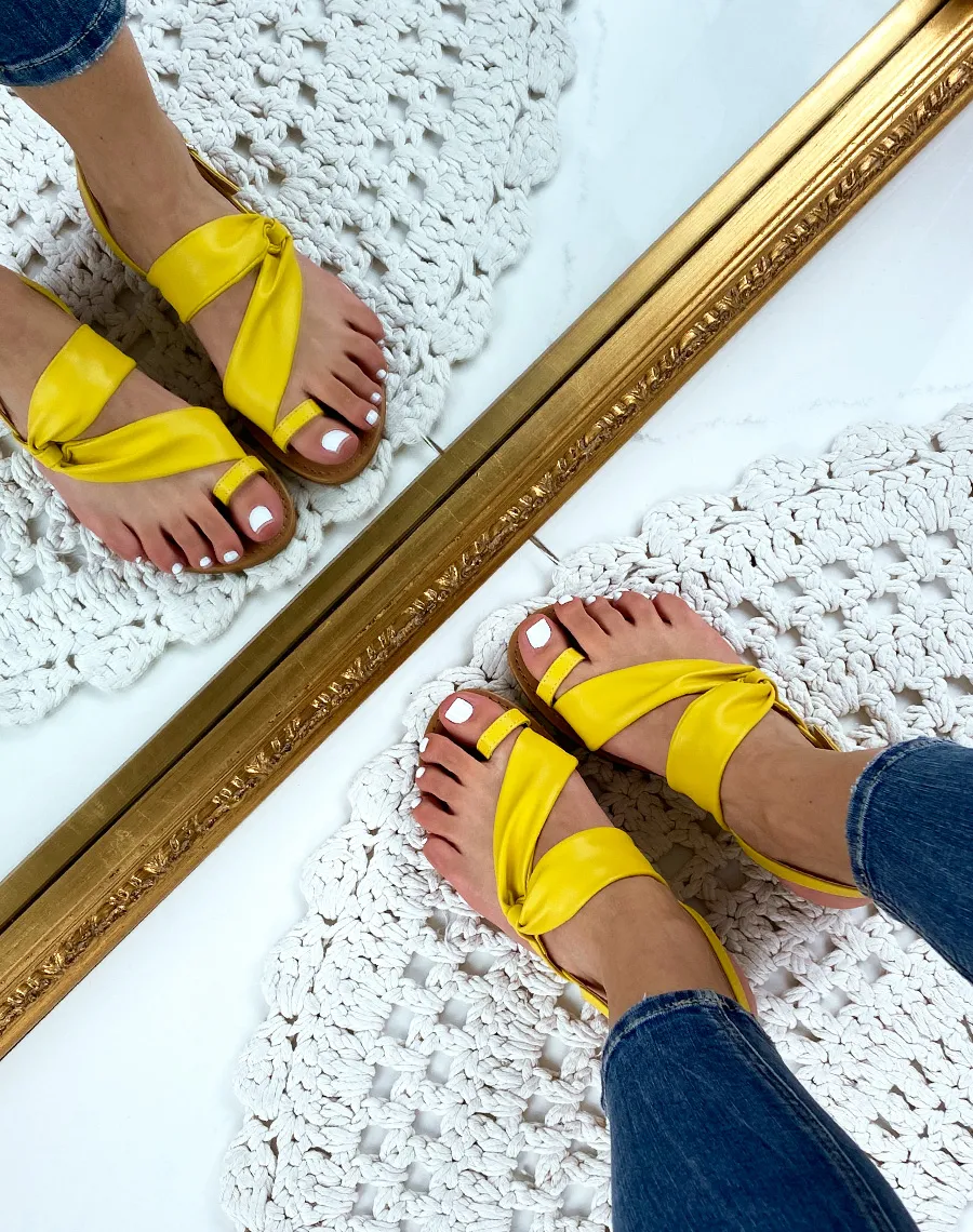 Nu-pieds en simili cuir jaune