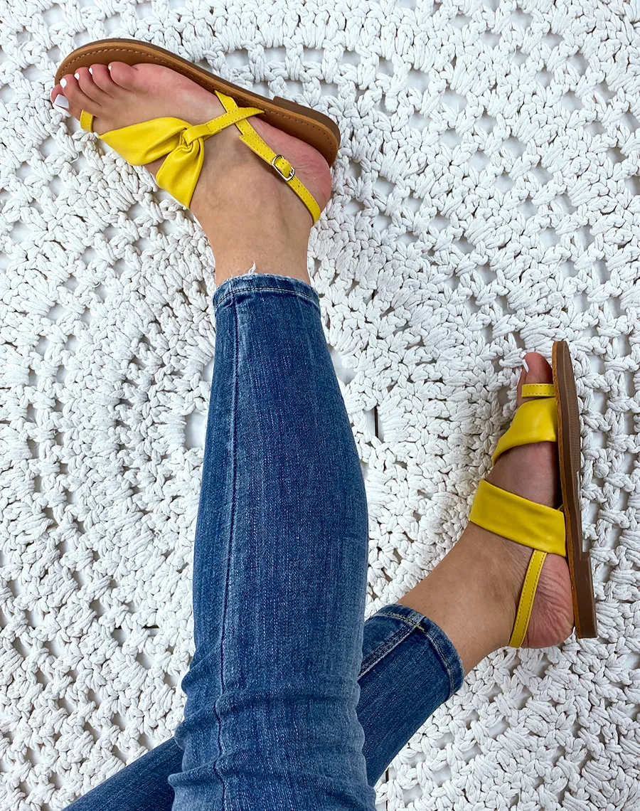 Nu-pieds en simili cuir jaune