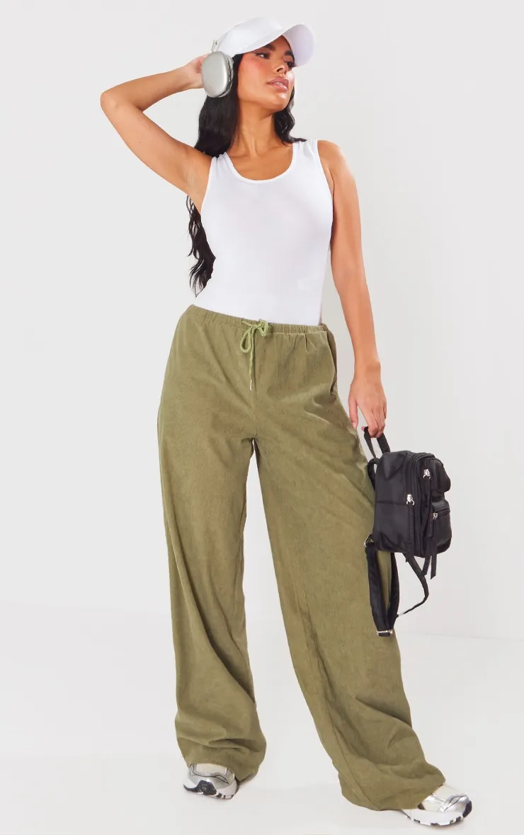 Pantalon en velours côtelé vert sauge noué sur la taille à taille basse