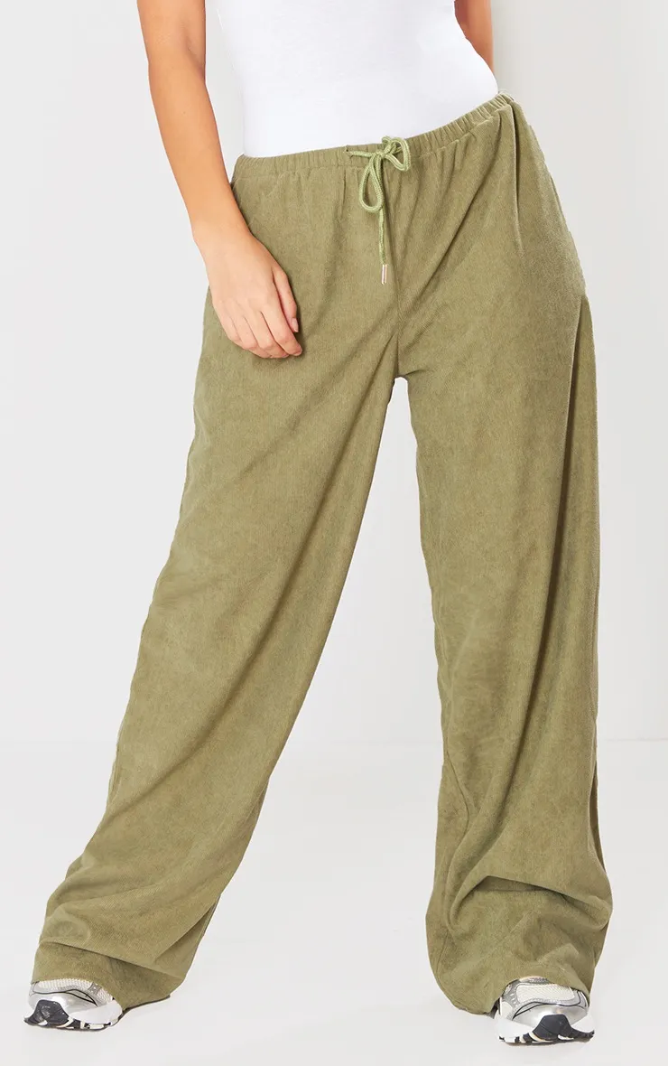 Pantalon en velours côtelé vert sauge noué sur la taille à taille basse