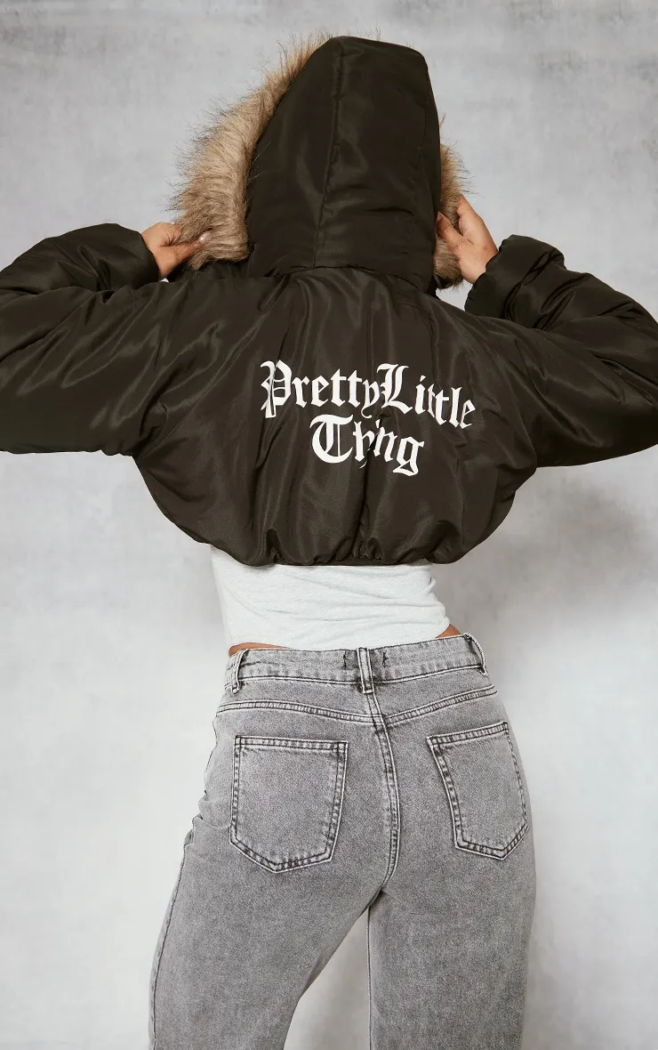 PRETTYLITTLETHING Doudoune noire à capuche en fausse fourrure et slogan dans le dos