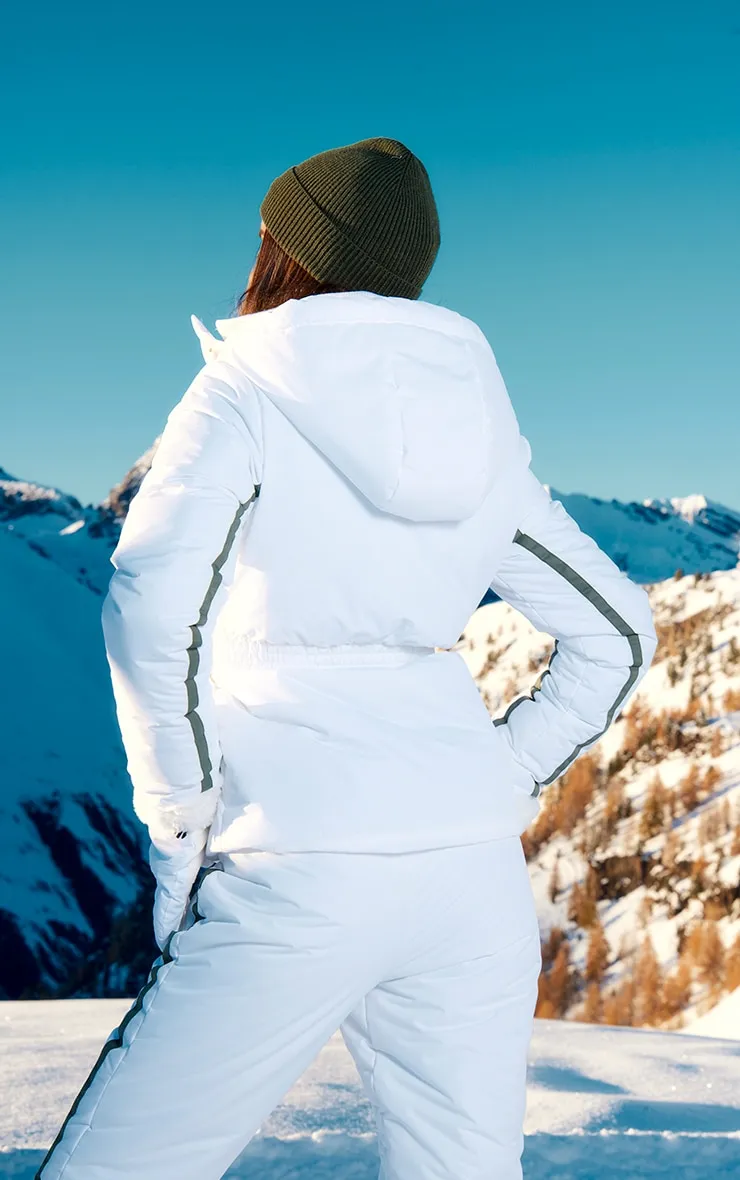 PRETTYLITTLETHING SKI Doudoune blanche contrastante à ceinture et détail franges