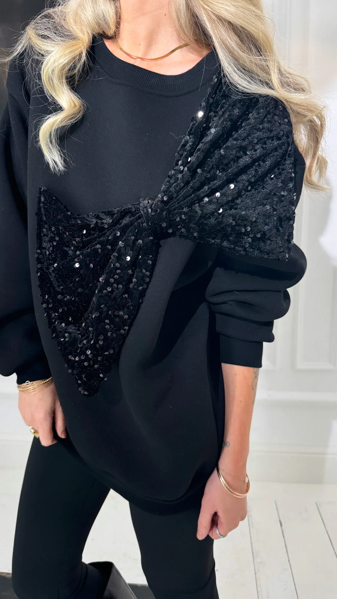 Sweat noir gros noeud sequins