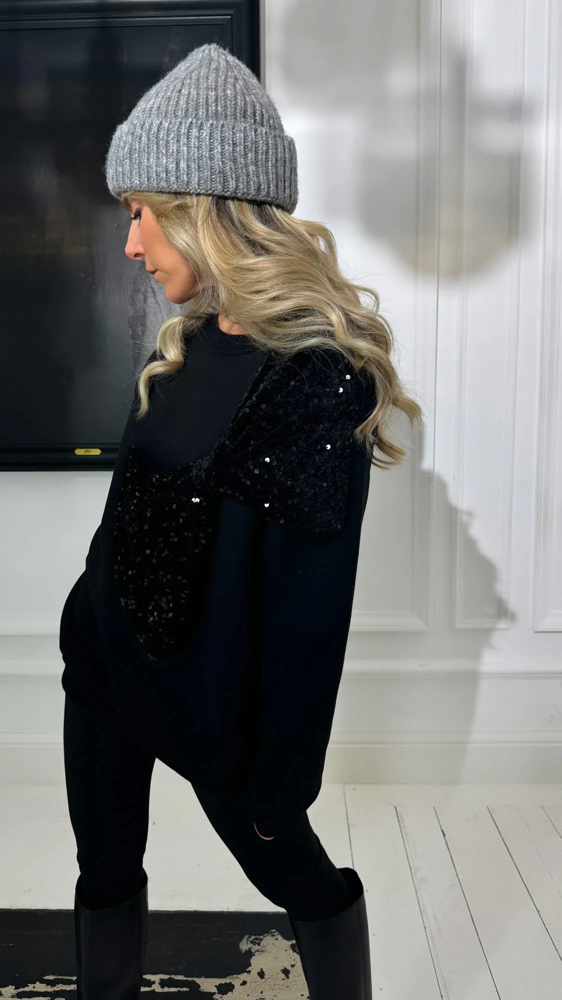 Sweat noir gros noeud sequins