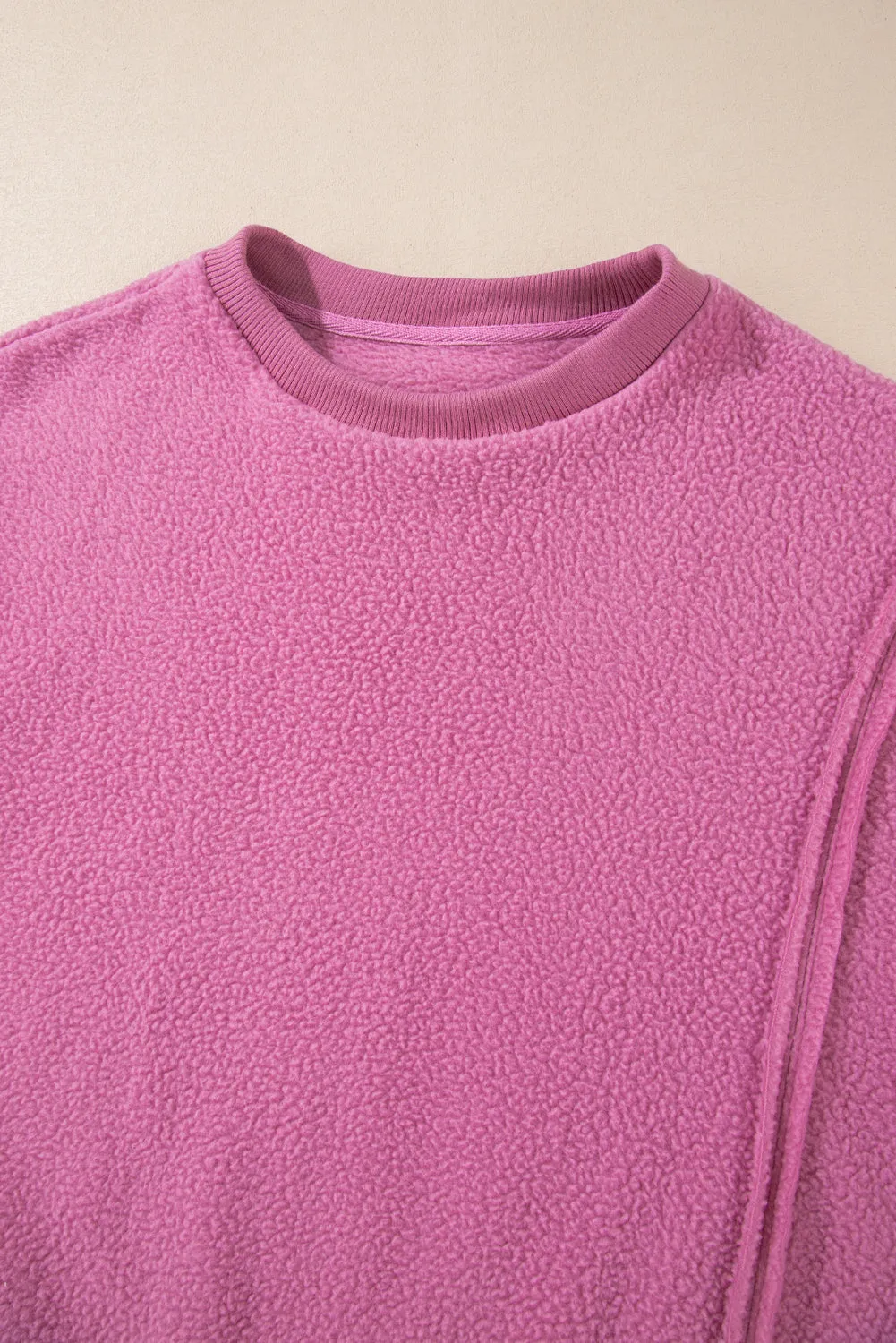 Sweat-shirt surdimensionné rose vif à épaules tombantes et coutures en sherpa