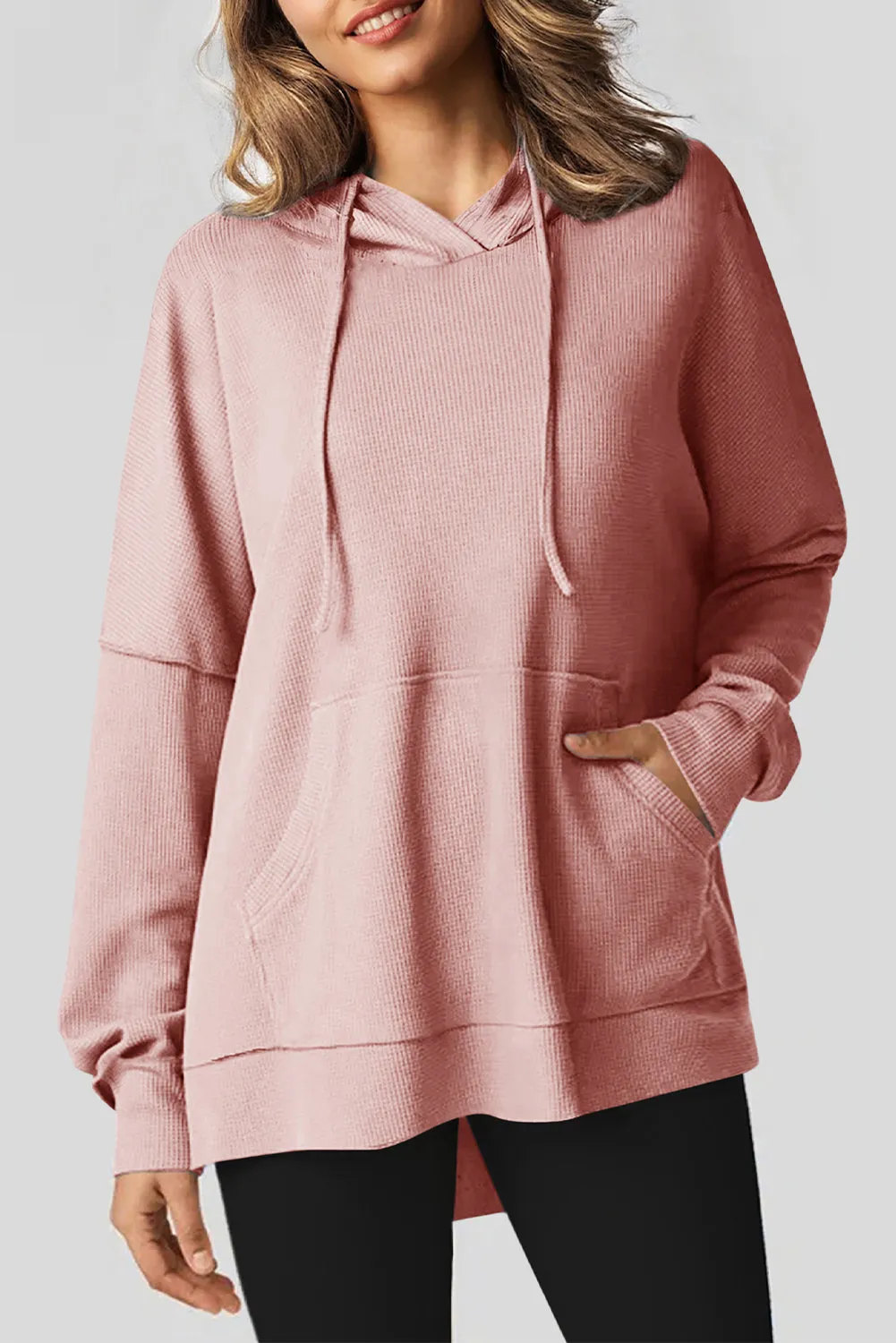 Sweat à capuche surdimensionné haut bas rose clair en tricot gaufré doublé de polaire