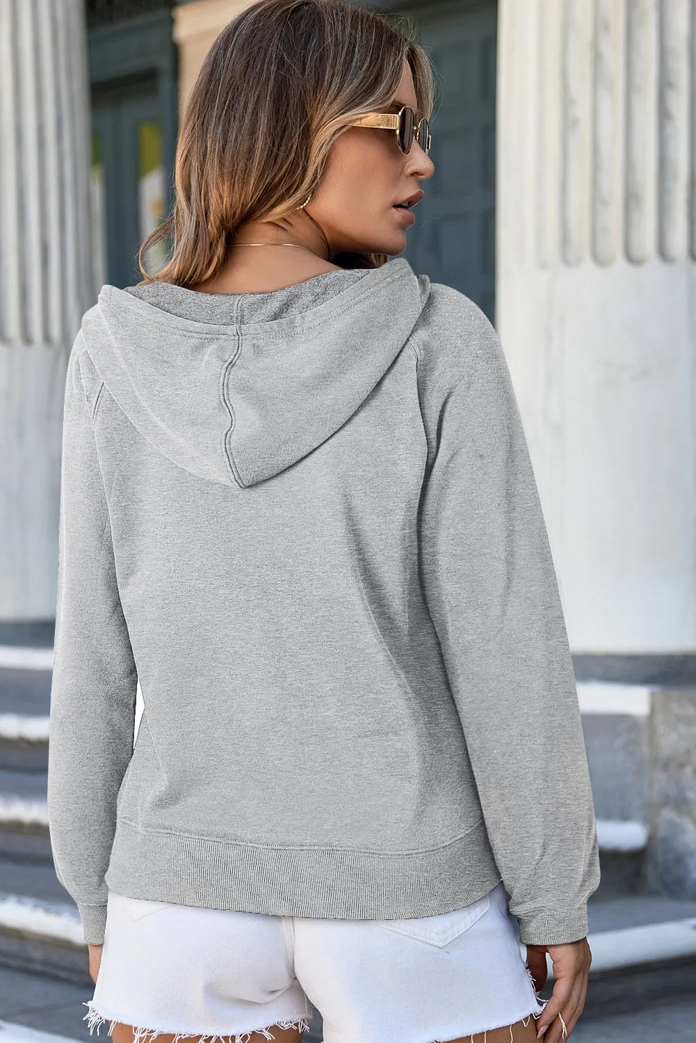 Sweat à capuche zippé gris clair doublé de polaire de couleur unie